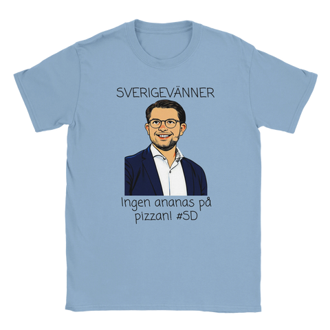 Ljusblå t-shirt med humoristiskt porträtt av partiledare och politisk satir