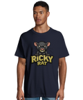 Tecknad arg grå råtta med texten "Ricky Rat" i guld på marinblå ekologisk oversized t-shirt.