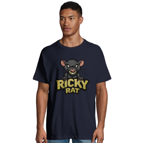 Tecknad arg grå råtta med texten "Ricky Rat" i guld på marinblå ekologisk oversized t-shirt.
