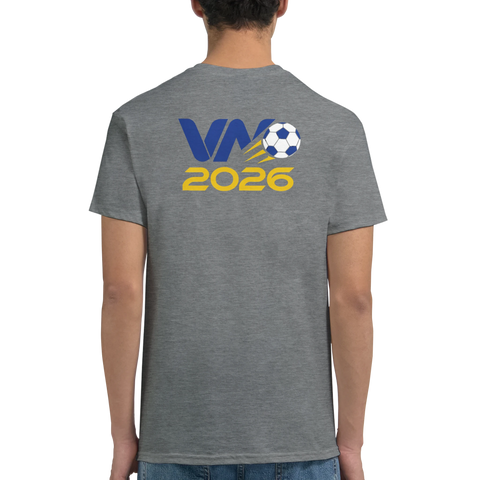 Stort VM 2026 tryck på ryggen med fotbollsillustration på grå t-shirt