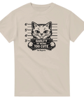 Katt med "Guilty of Being Too Cute" och "No Regrets" på en beige t-shirt.