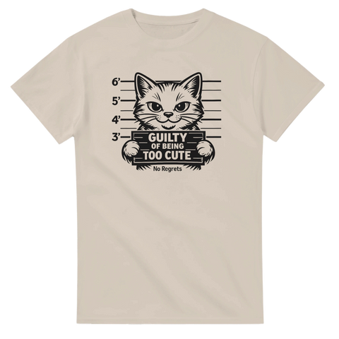 Katt med "Guilty of Being Too Cute" och "No Regrets" på en beige t-shirt.