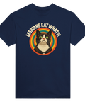 Marinblå t-shirt med en katt i solglasögon i en retrocirkel och texten Lesbians Eat What?!.