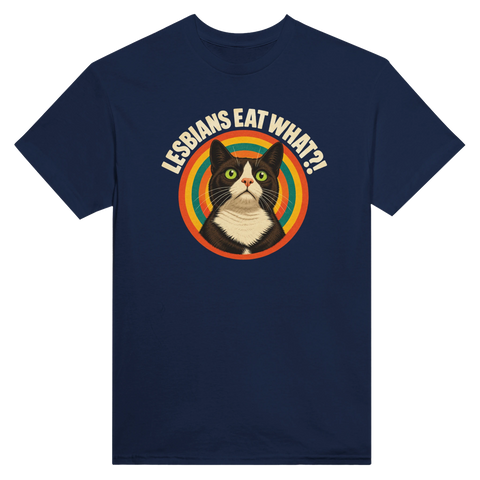 Marinblå t-shirt med en katt i solglasögon i en retrocirkel och texten Lesbians Eat What?!.