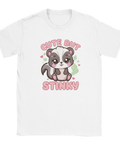 Grafiskt tryck av en liten skunk med rosa detaljer på vit t-shirt