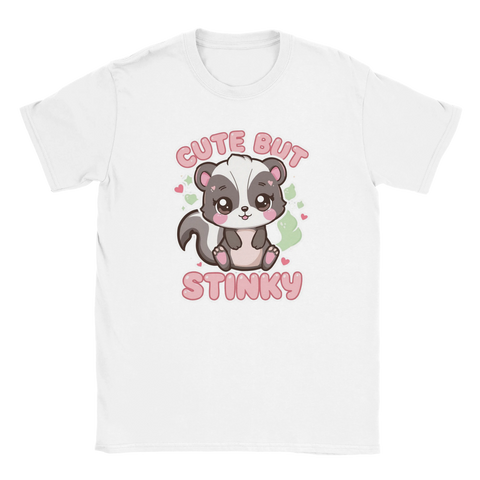 Grafiskt tryck av en liten skunk med rosa detaljer på vit t-shirt
