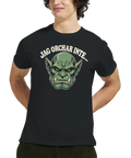 Modell i en svart t-shirt med ett grönt orchansikte och texten Jag orchar inte.