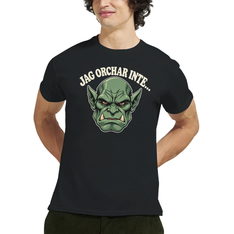 Modell i en svart t-shirt med ett grönt orchansikte och texten Jag orchar inte.