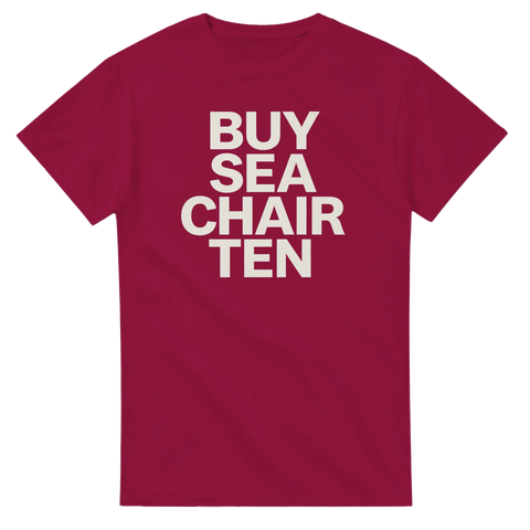 Vinröd t-shirt med texten BUY SEA CHAIR TEN i fyra rader.
