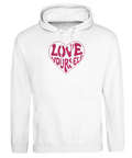 Vit hoodie med ett rosa grafiskt hjärta och texten Love Yourself