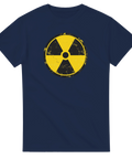Sliten gul radioaktivitetssymbol på marinblå T-shirt.