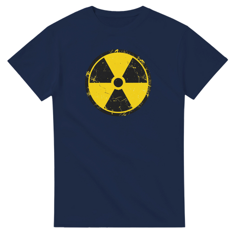 Sliten gul radioaktivitetssymbol på marinblå T-shirt.