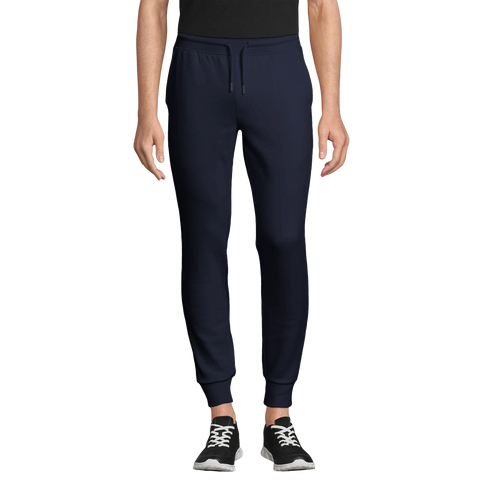 Mörkblå joggingbyxor med dragsko och muddar, bärs av person med svarta sneakers.