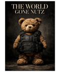 Närbild på en fluffig teddybjörn iklädd en detaljerad svart stridsväst i dämpad belysning.