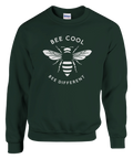 Vitt stiliserat bi med texten "BEE COOL BEE DIFFERENT" på mörkgrön sweatshirt.