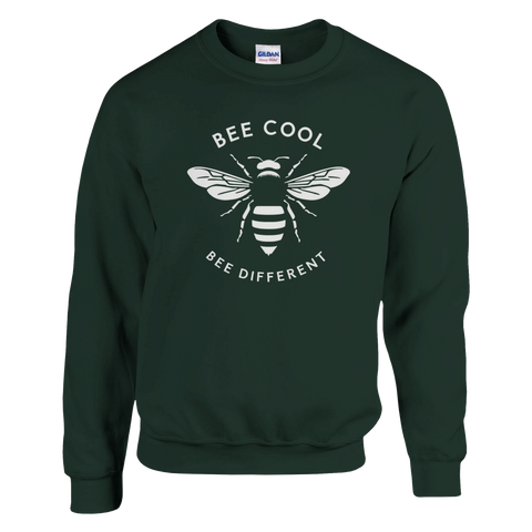 Vitt stiliserat bi med texten "BEE COOL BEE DIFFERENT" på mörkgrön sweatshirt.