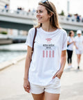 Leende kvinna bär vit t-shirt med lekfullt rosa komotiv utomhus
