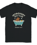 Humoristisk t-shirt med grafiskt motiv av en badande capybara och texten Introvert Spa Club