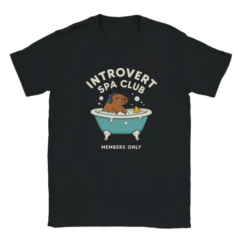 Humoristisk t-shirt med grafiskt motiv av en badande capybara och texten Introvert Spa Club