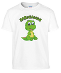 Tecknad grön babysaurus med stora ögon och text "BABYSAURUS" på vit barntröja.