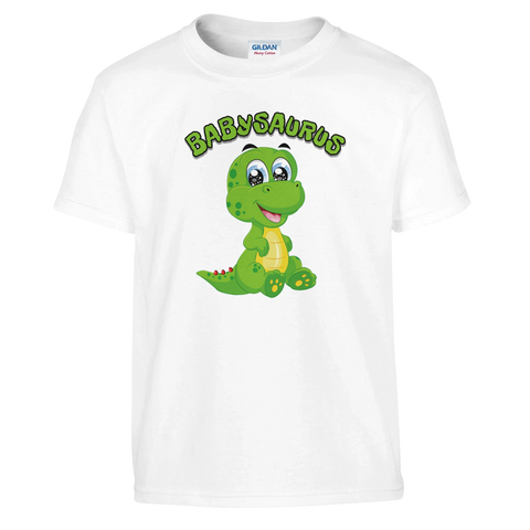 Tecknad grön babysaurus med stora ögon och text "BABYSAURUS" på vit barntröja.