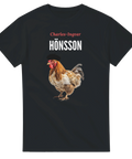 Charles-Ingvar Hönsson t-shirt med tupp i basker och glasögon, röd och vit text på svart t-shirt.