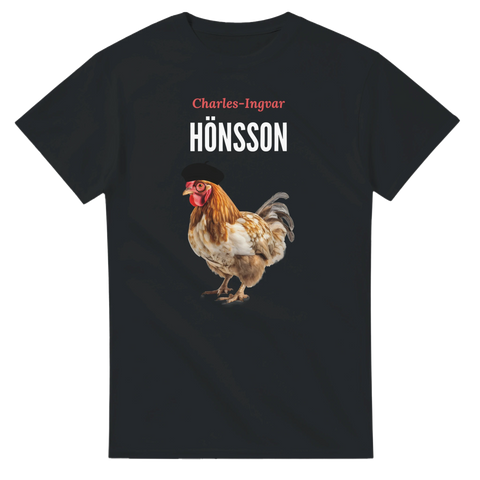 Charles-Ingvar Hönsson t-shirt med tupp i basker och glasögon, röd och vit text på svart t-shirt.