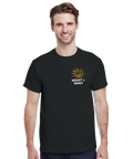 Man i svart t-shirt med gult och vitt Bright & Sunny tryck