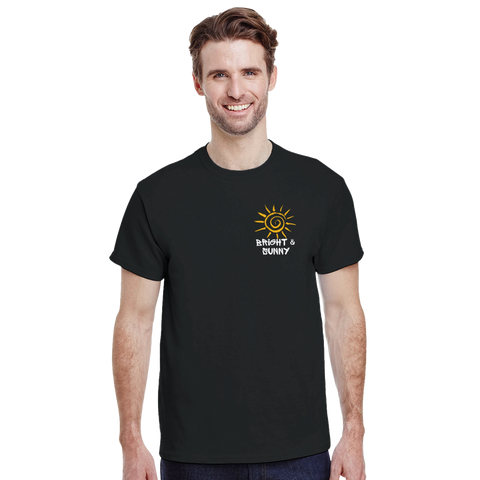 Man i svart t-shirt med gult och vitt Bright & Sunny tryck