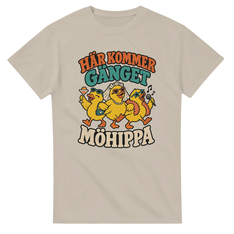 T-shirt with three partying chickens and the Swedish text “Här kommer gänget – Möhippa”