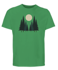 T-shirt i grön nyans med stilren skogsillustration och rund måne