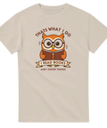 Intelligent orange uggla med glasögon läser bok, text "I read books and I know things", beige t-shirt.