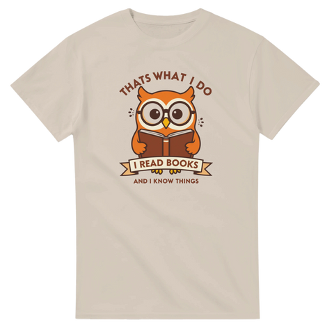 Intelligent orange uggla med glasögon läser bok, text "I read books and I know things", beige t-shirt.