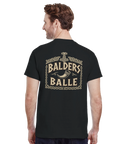 Man bär svart t-shirt med grafiskt emblem i retro bryggeristil på ryggen