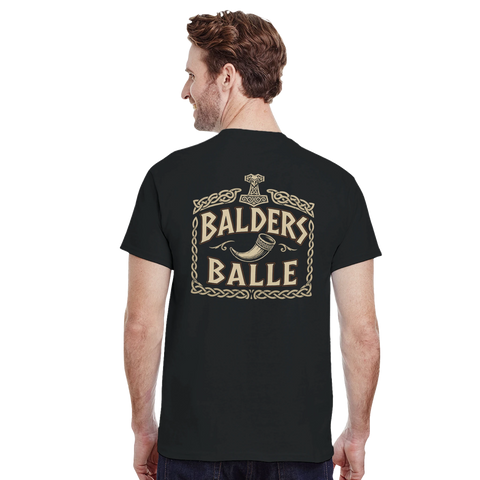 Man bär svart t-shirt med grafiskt emblem i retro bryggeristil på ryggen