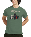 Kim Jong-Un dansar med entourage och texten "KOREAGRAFI" på grön t-shirt.