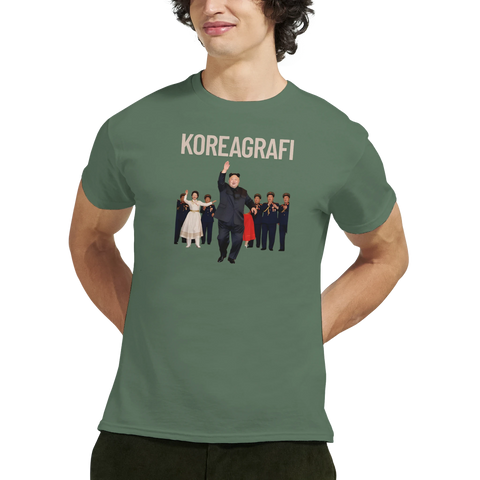 Kim Jong-Un dansar med entourage och texten "KOREAGRAFI" på grön t-shirt.