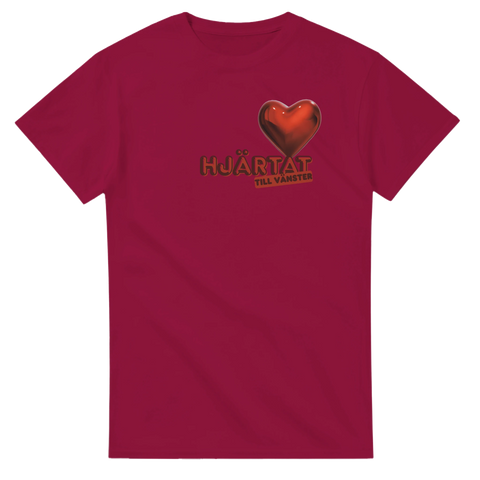 Motiv av ett rött hjärta och text med vänstersympatier på vinröd t-shirt