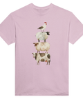 Staplade bondgårdsdjur: tupp, svartfår, brunt får, ko i akvarellstil på ljusrosa t-shirt.