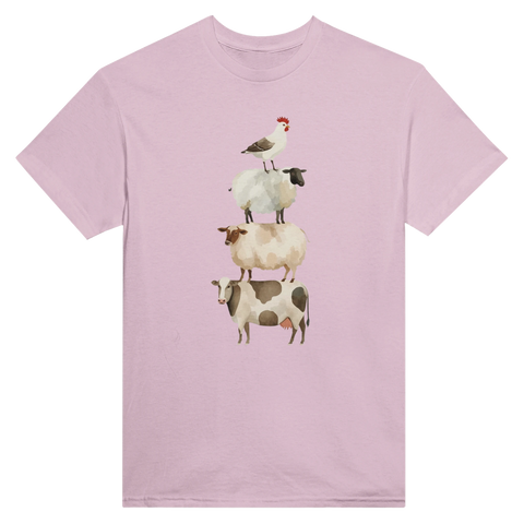Staplade bondgårdsdjur: tupp, svartfår, brunt får, ko i akvarellstil på ljusrosa t-shirt.