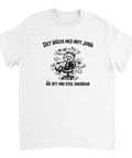 Tecknat motiv av yr person i snurrstol – rolig t-shirt med kontorshumor