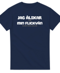 Marinblå t-shirt med lekfullt textmotiv och ironisk underton