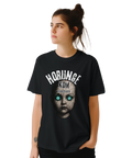 Kvinna bär en svart t-shirt med ett obehagligt och grafiskt skräcktryck