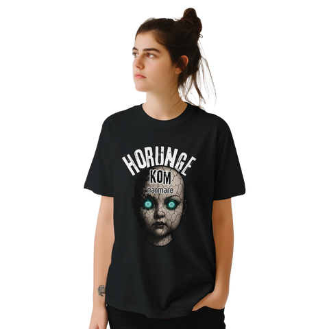 Kvinna bär en svart t-shirt med ett obehagligt och grafiskt skräcktryck