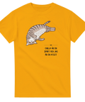 Liggande randig katt med texten "CHILLA ÄR EN SPORT OCH JAG ÄR EN ATLET" på gul t-shirt.