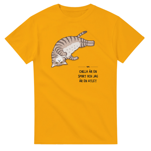 Liggande randig katt med texten "CHILLA ÄR EN SPORT OCH JAG ÄR EN ATLET" på gul t-shirt.