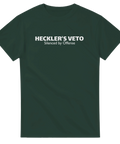Mörkgrön t-shirt med minimalistisk text som kritiserar tystnadskultur