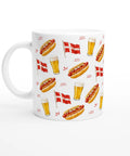 Grafiskt mönster med danska korvar, ölglas och Dannebrogsflaggor på vit kaffemugg
