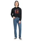 Helkroppsbild på kvinna i svart croppad hoodie med magiskt kattmotiv