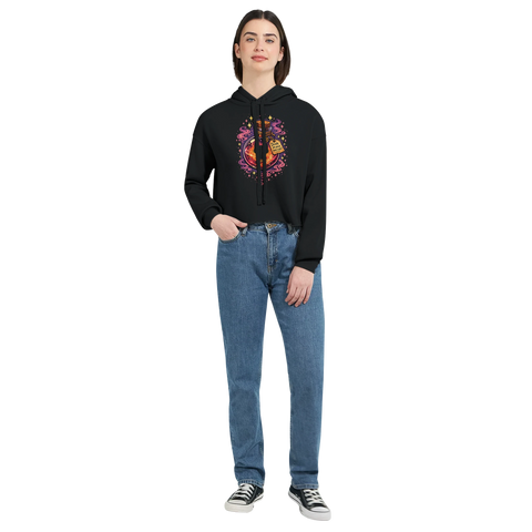 Helkroppsbild på kvinna i svart croppad hoodie med magiskt kattmotiv
